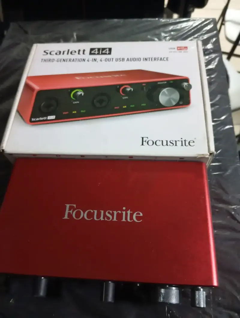 Interfaz de Audio USB Focusrite Scarlett 4i4 - 1