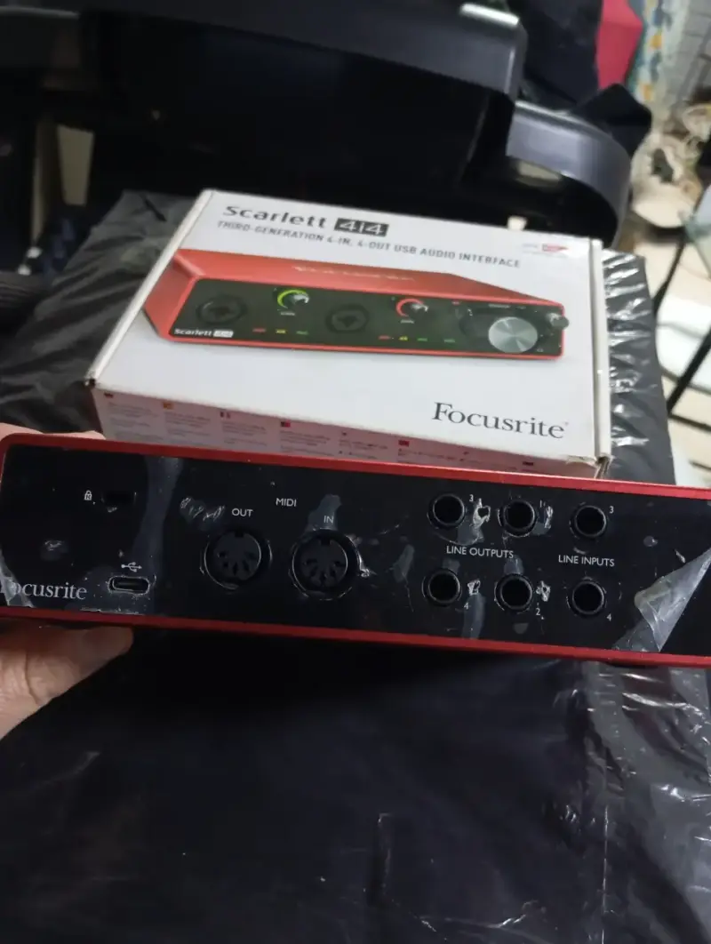 Interfaz de Audio USB Focusrite Scarlett 4i4 - 3