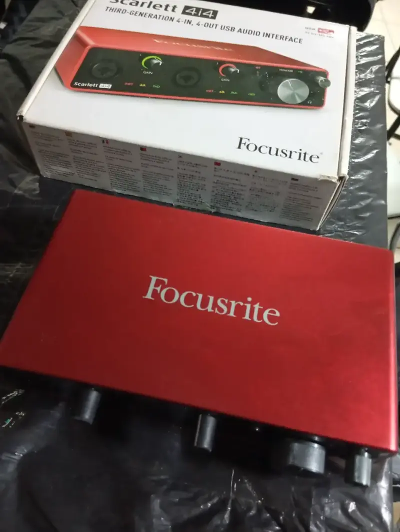 Interfaz de Audio USB Focusrite Scarlett 4i4 - 5