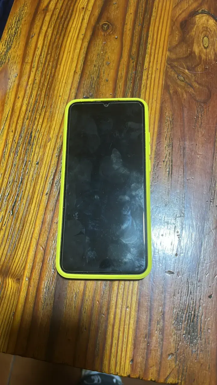 Smartphone con funda amarilla en buen estado - 1