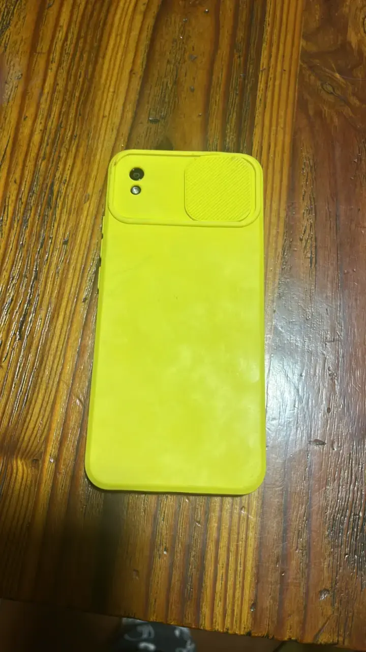 Smartphone con funda amarilla en buen estado - 2