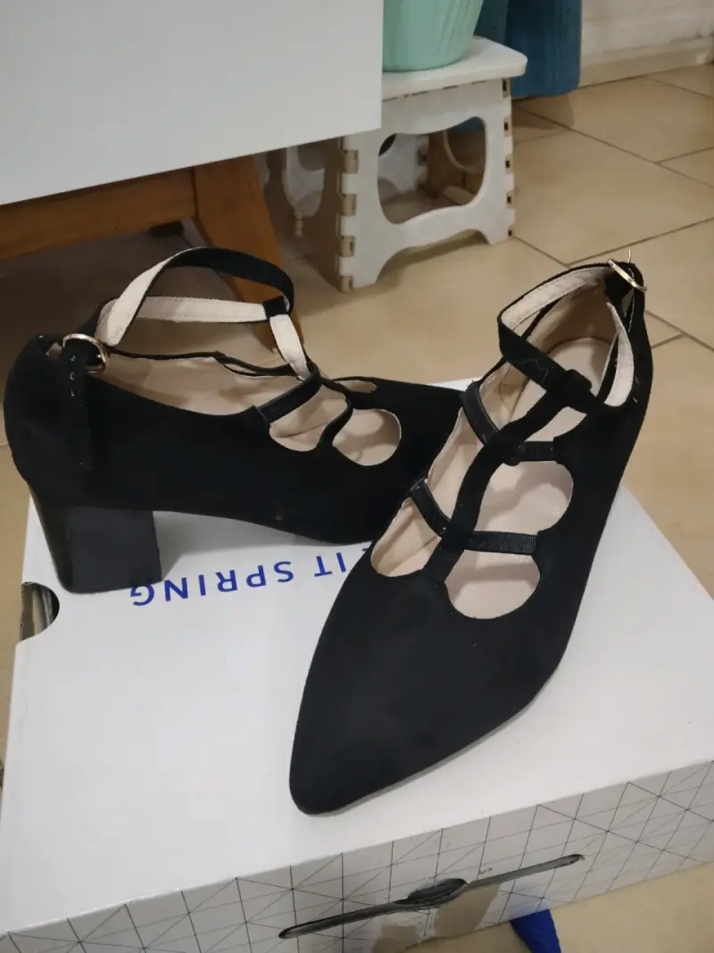 Zapatos de tacón negro con correas elegantes - 1