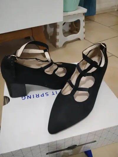 Zapatos de tacón negro con correas elegantes - miniatura 1