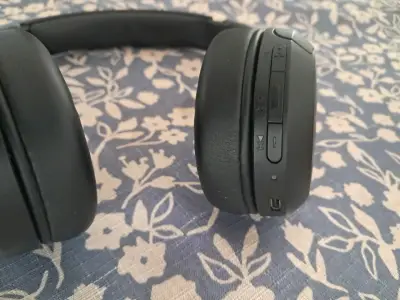 Auriculares inalámbricos negros con cancelación de ruido - miniatura 3