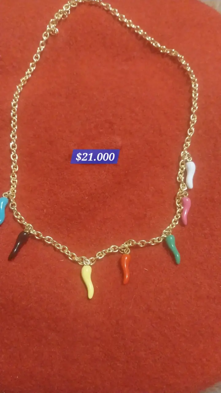 Collar de cadena dorada con dijes de colores