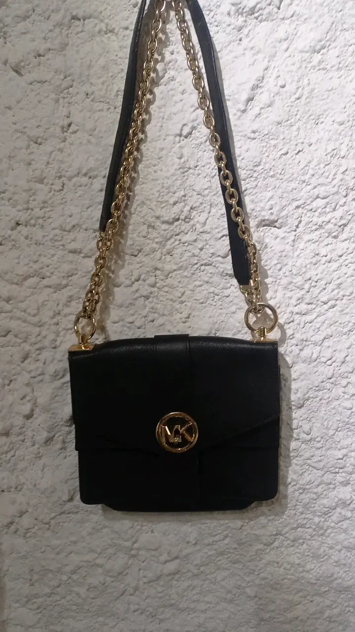 Cartera negra con cadena dorada elegante
