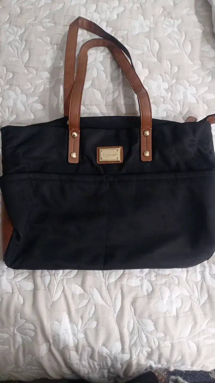 Bolso Calvin Klein negro con asas marrones