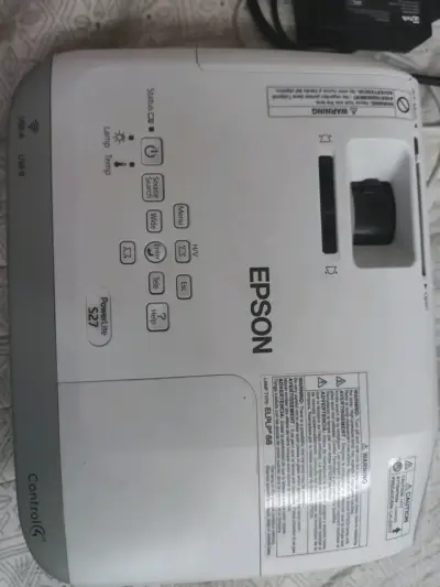 Proyector Epson PowerLite S27 en buen estado - miniatura 1
