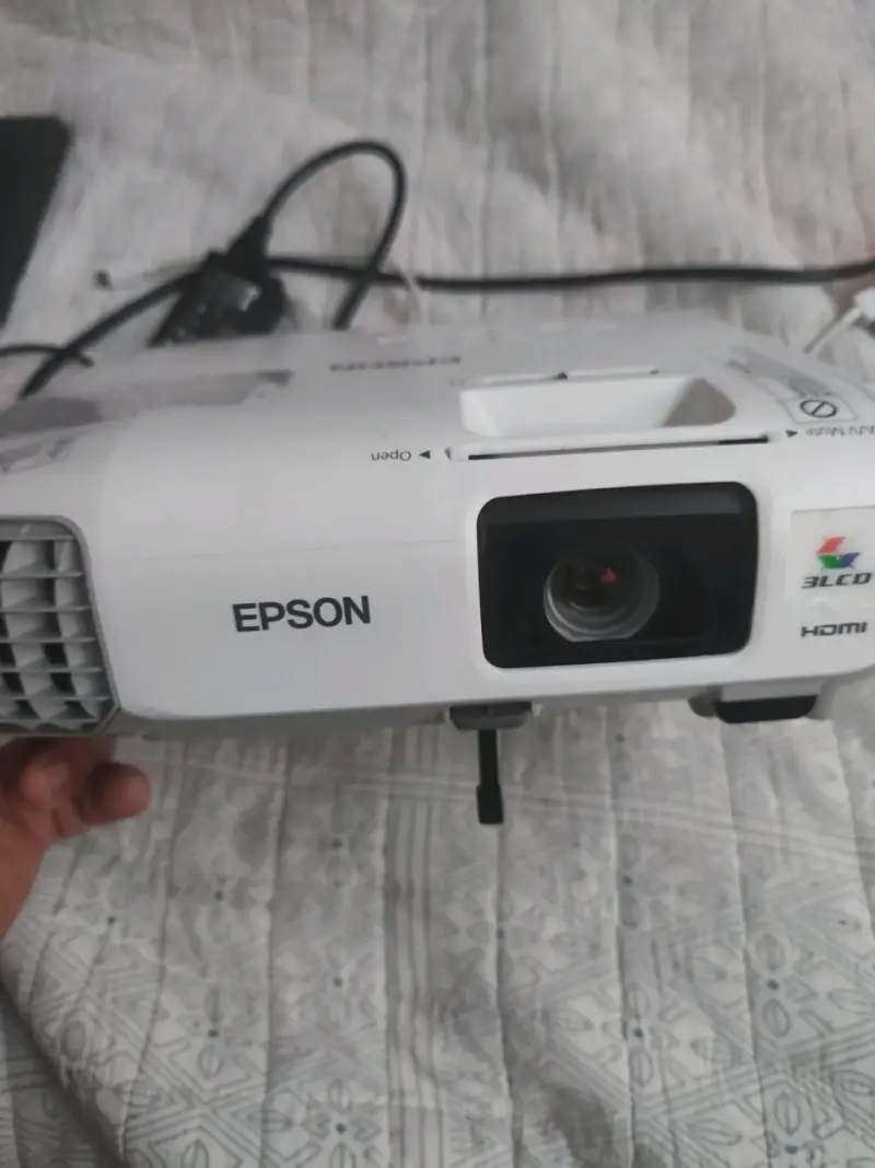 Proyector Epson PowerLite S27 en buen estado - 2