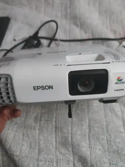 Proyector Epson PowerLite S27 en buen estado - miniatura 2