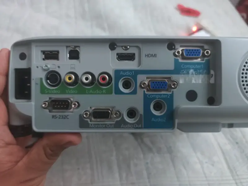 Proyector Epson PowerLite S27 en buen estado - 4