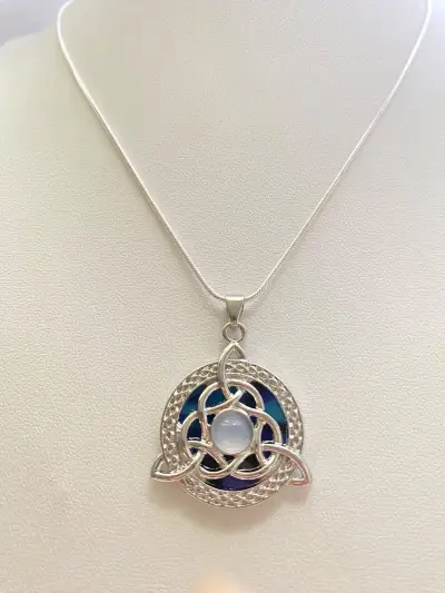 Collar de plata con colgante celta y piedra azul - miniatura 1