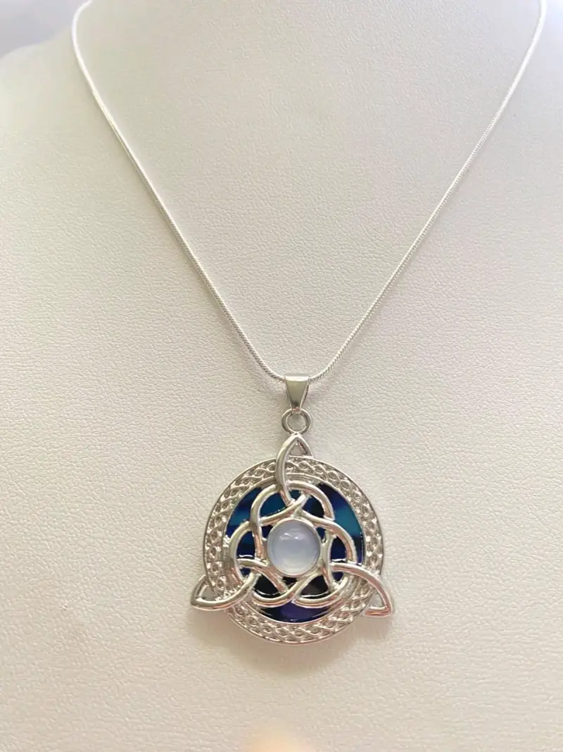Collar de plata con colgante celta y piedra azul - 2