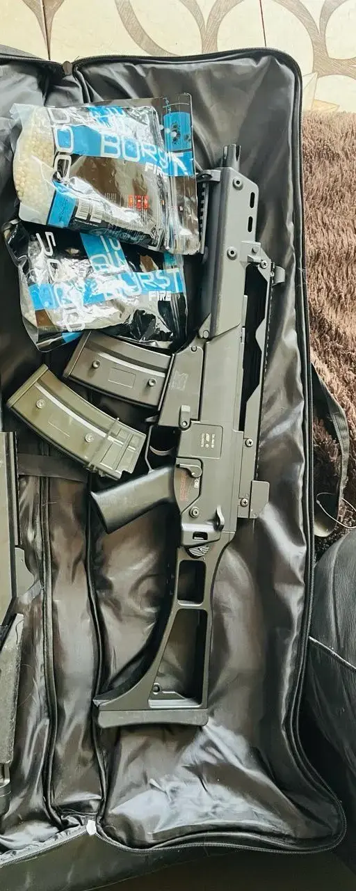 Réplica de Airsoft con cargadores y munición