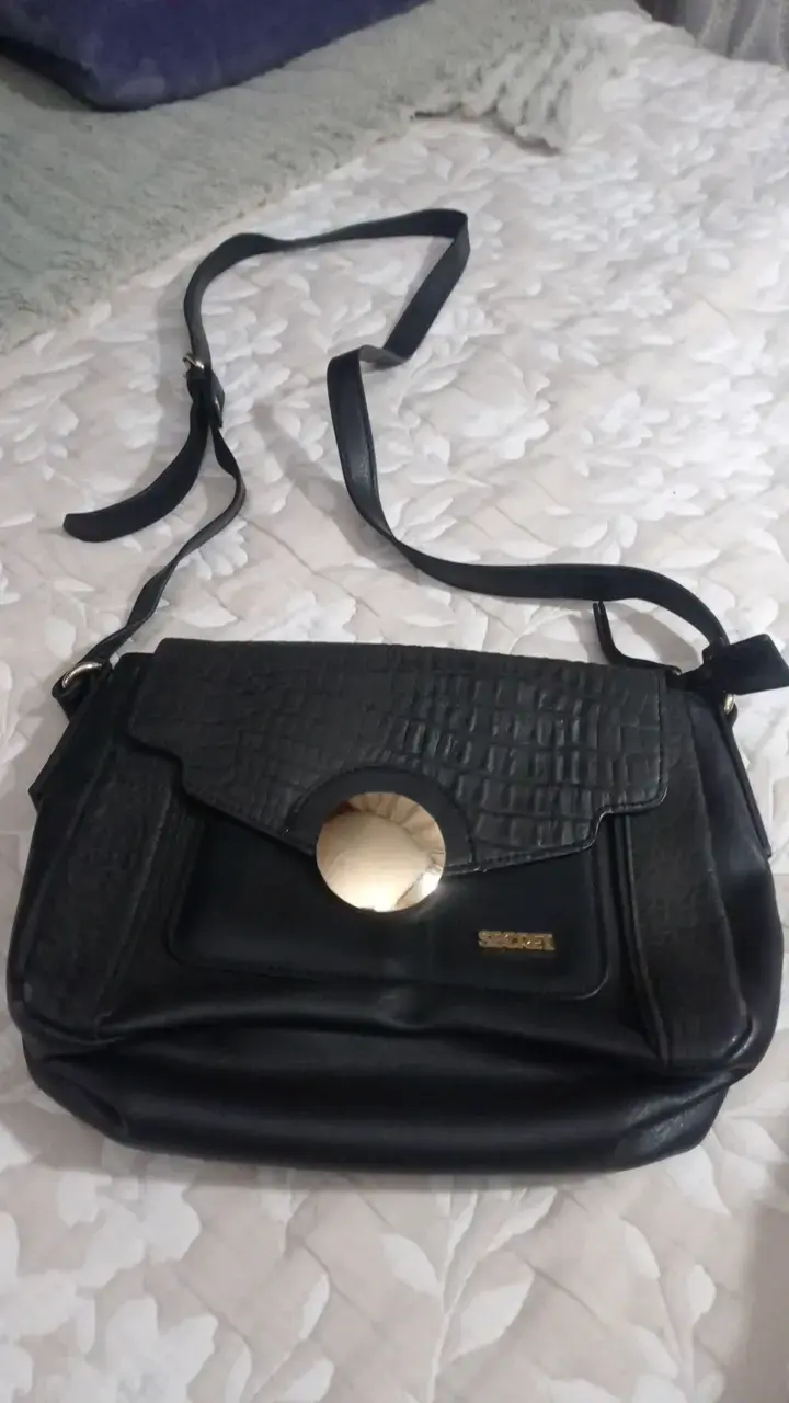 Cartera negra Secret con detalle dorado
