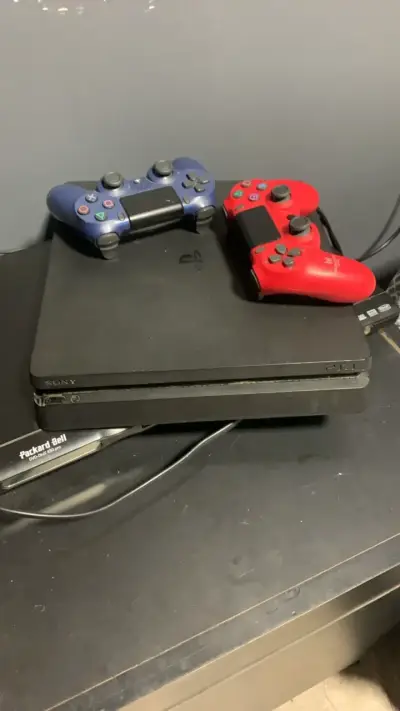 Consola PlayStation 4 con dos controles 500gb - miniatura 1