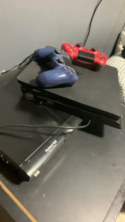 Consola PlayStation 4 con dos controles 500gb - miniatura 2