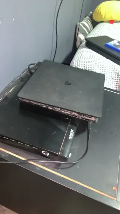 Consola PlayStation 4 con dos controles 500gb - miniatura 3