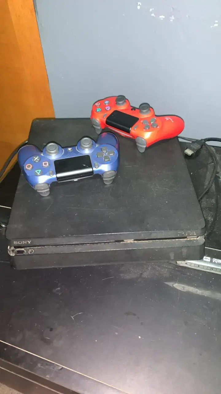 Consola PlayStation 4 con dos controles 500gb - 4