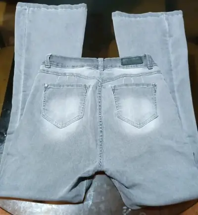 Jeans gris para mujer en buen estado - miniatura 2