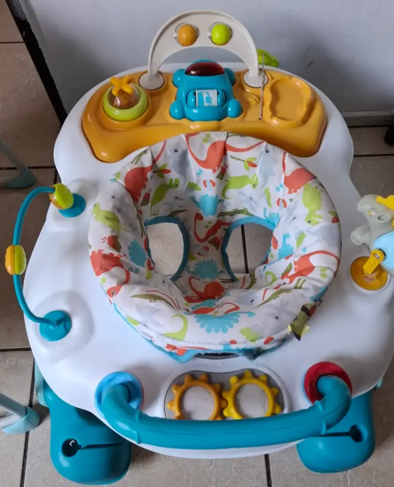 Andador para bebé con actividades y colores vibrantes