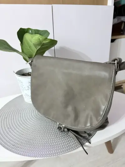 Bolso bandolera de cuero gris elegante - miniatura 1
