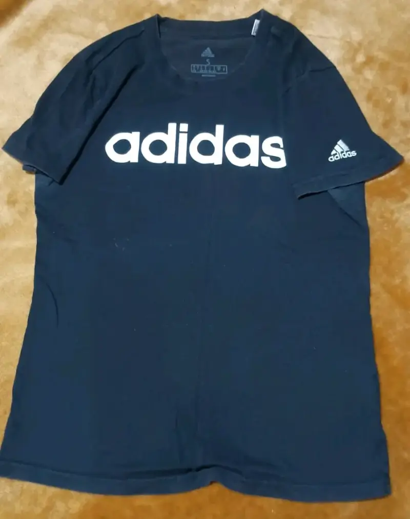Polera negra Adidas