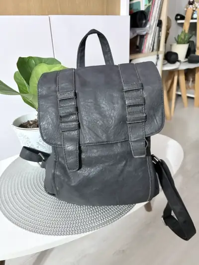Mochila de cuero sintético negra con correas ajustables - miniatura 1