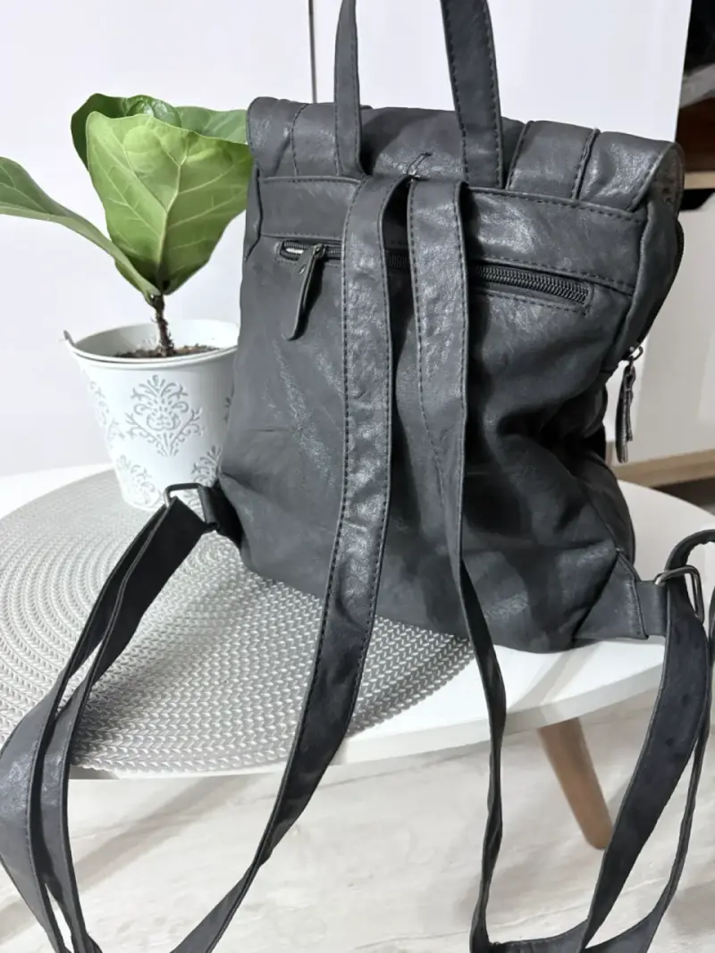 Mochila de cuero sintético negra con correas ajustables - 2