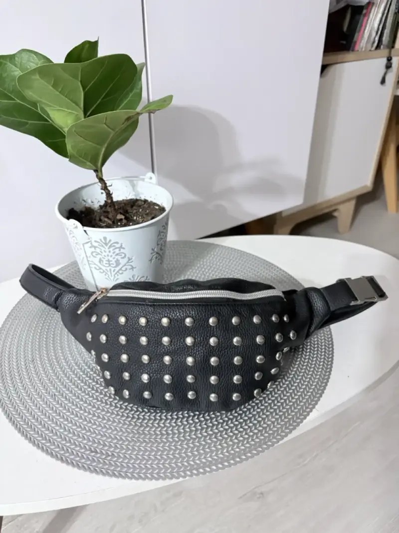 Riñonera negra con tachas metálicas - 2