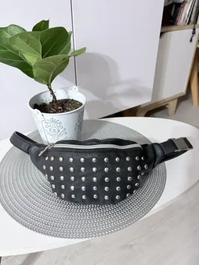 Riñonera negra con tachas metálicas - miniatura 2