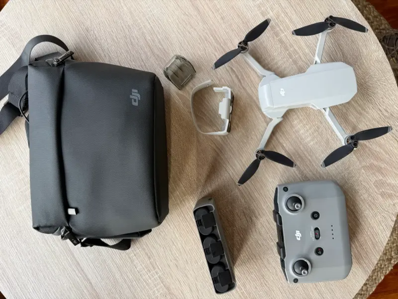 Drone DJI Mini 2 Fly More Combo con accesorios - 2