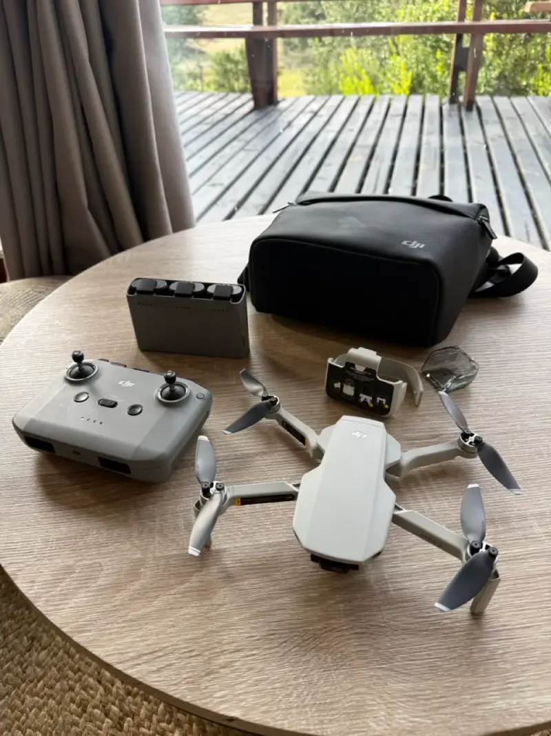 Drone DJI Mini 2 Fly More Combo con accesorios - 3