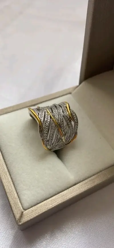 Anillo de plata y oro con diseño elegante - miniatura 2