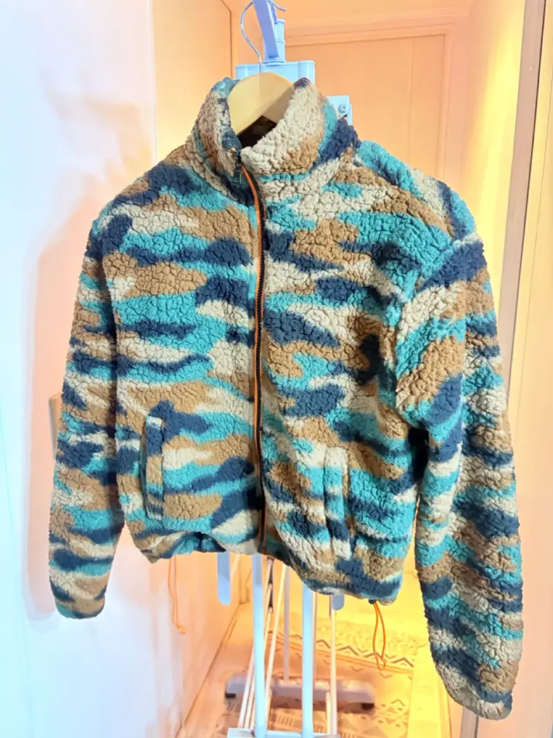 Chaqueta de lana polar con diseño camuflaje
