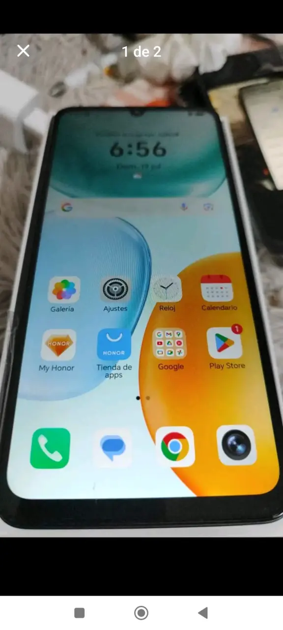 Smartphone Honor con pantalla grande y apps - 1
