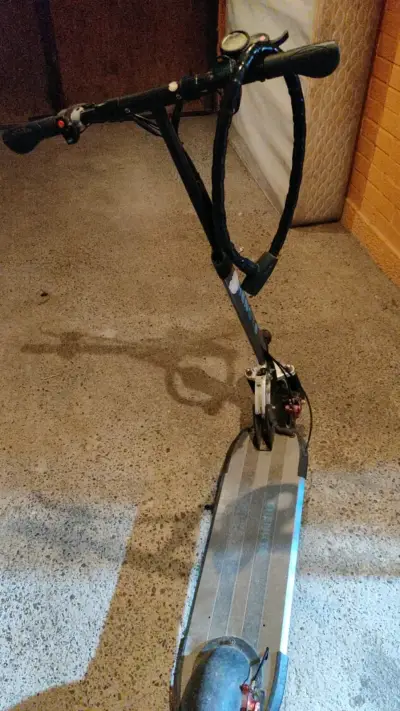 Scooter eléctrico plegable en buen estado - miniatura 1