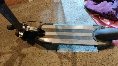 Scooter eléctrico plegable en buen estado - miniatura 3