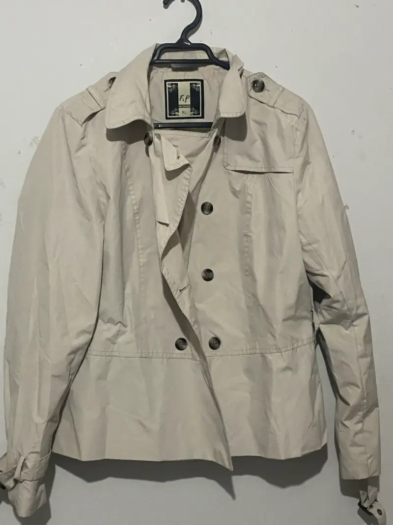 Chaqueta beige de mujer con botones - 1