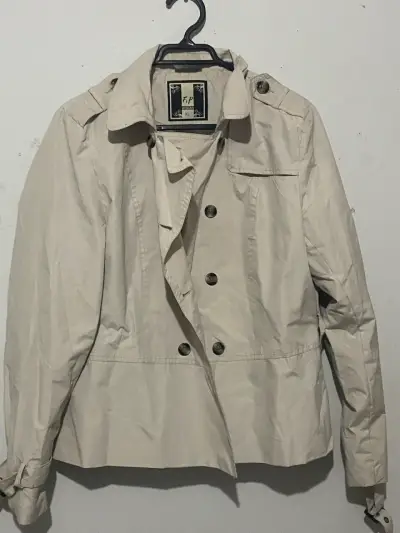 Chaqueta beige de mujer con botones - miniatura 1