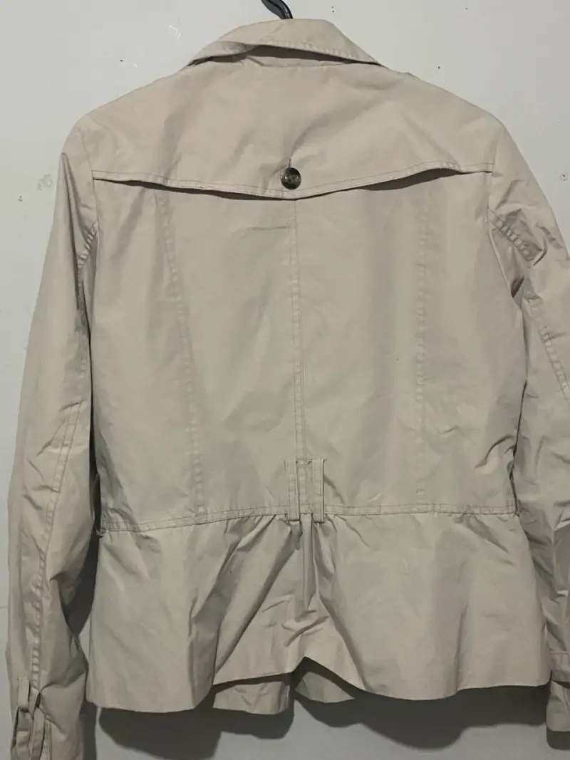 Chaqueta beige de mujer con botones - 2
