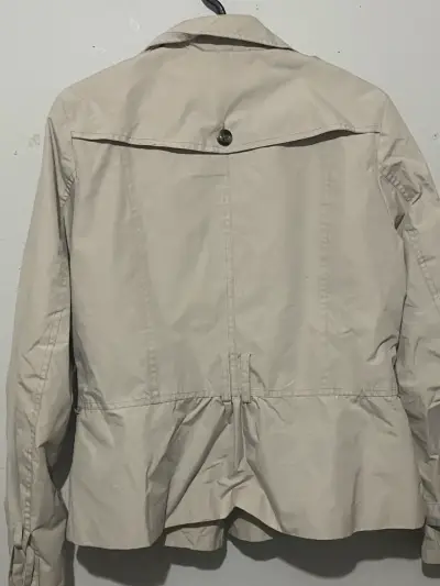 Chaqueta beige de mujer con botones - miniatura 2
