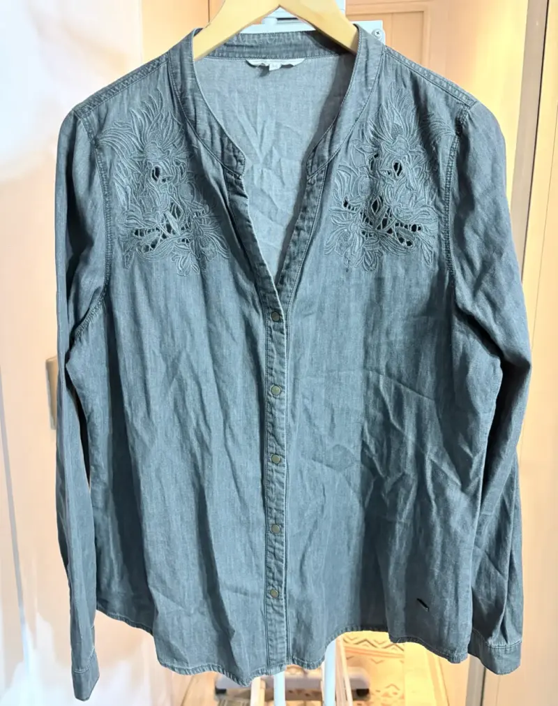 Blusa de mezclilla con bordado floral