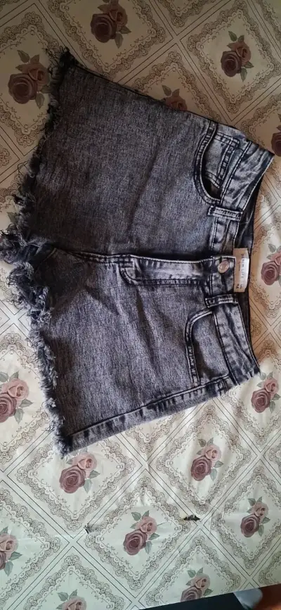 Shorts de mezclilla gris con flecos - miniatura 1