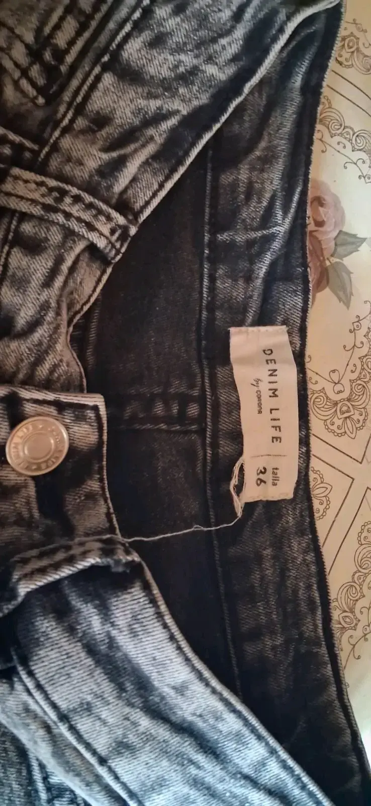 Shorts de mezclilla gris con flecos - 2