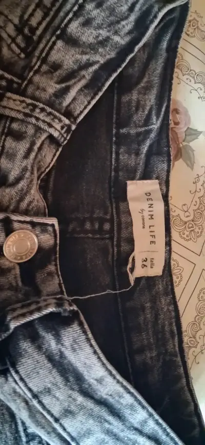 Shorts de mezclilla gris con flecos - miniatura 2