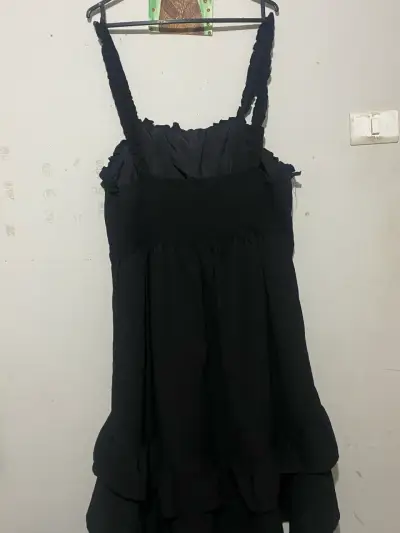 Vestido negro con tirantes y volantes - miniatura 1