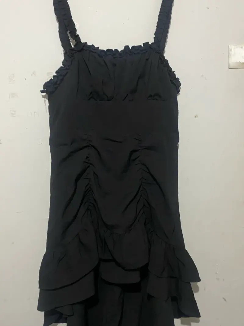 Vestido negro con tirantes y volantes - 2