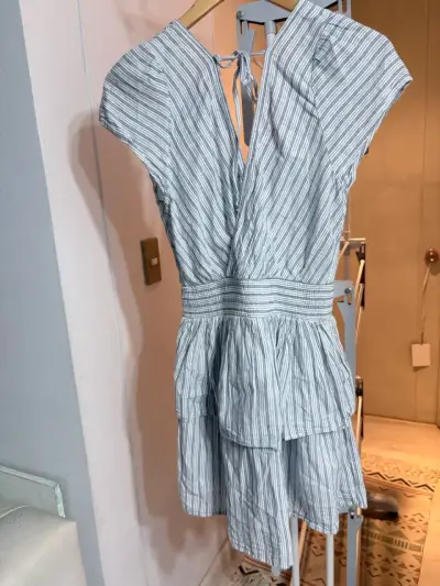 Vestido corto de rayas con escote en V - miniatura 1