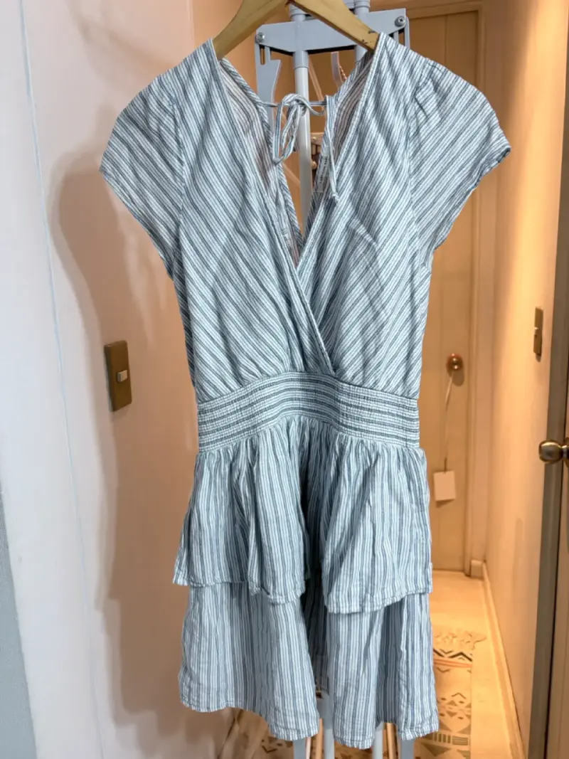 Vestido corto de rayas con escote en V - 2